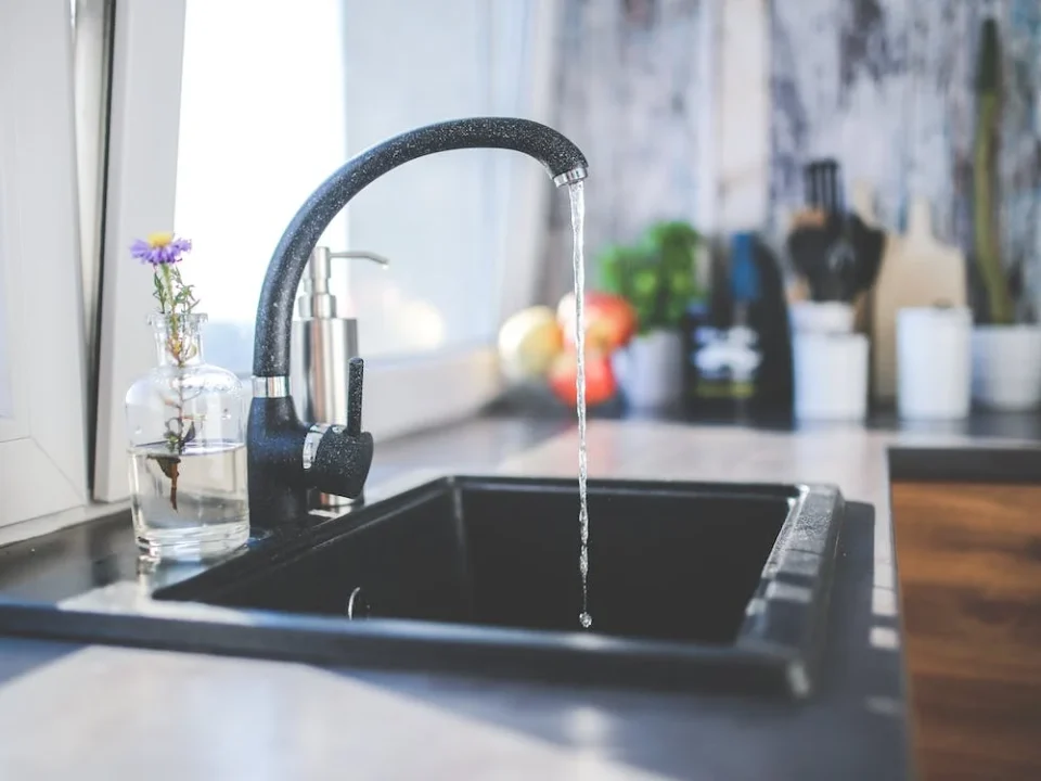 water-kitchen-black-design